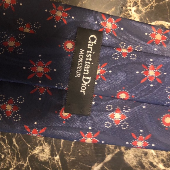 Hello THIS LISTING IS FOR ALOT OF 3 CHRISTIAN DIOR TIES. - Picture 7 of 8